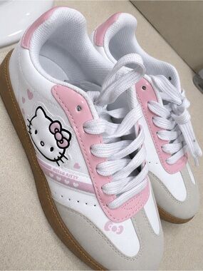 Hello Kitty White, Pink & Gum-Soled Lace-Up Sneakers